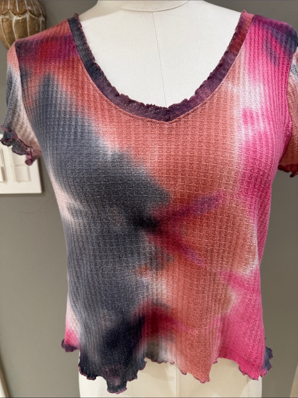 Tie-Dye Waffle V-Neck Crop Top in Pink and Black